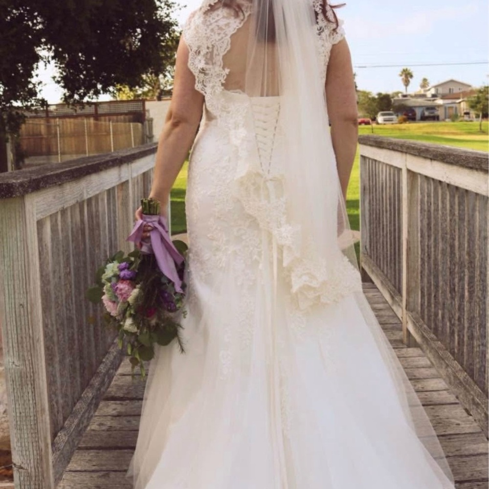 David's Bridal White Lace Wedding Dress